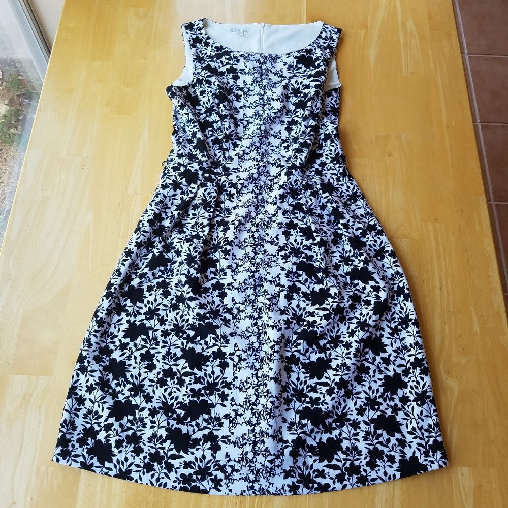 London Times Size 8 Black and White Sleeveless Dress